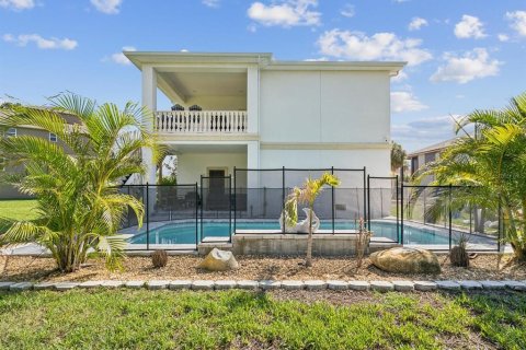 House in New Port Richey, Florida 4 bedrooms, 245.26 sq.m. № 2199234 - photo 5