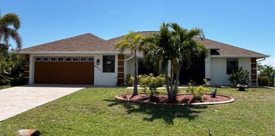 House in Port Charlotte, Florida 3 bedrooms, 165.18 sq.m. № 1736303