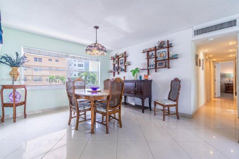 Купить кондоминиум в Халландейл-Бич, Флорида 3 спальни, 128.11м2, № 2012878 - фото 10