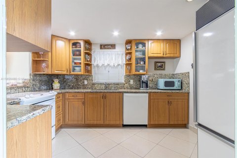 Купить кондоминиум в Халландейл-Бич, Флорида 3 спальни, 128.11м2, № 2012878 - фото 12