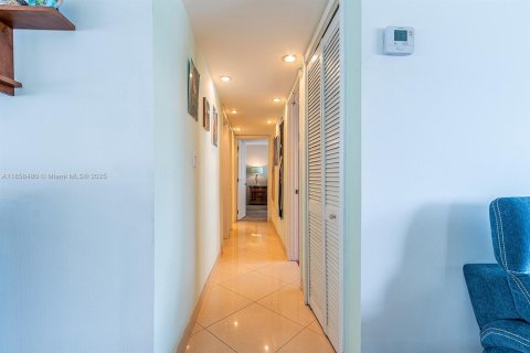 Купить кондоминиум в Халландейл-Бич, Флорида 3 спальни, 128.11м2, № 2012878 - фото 17