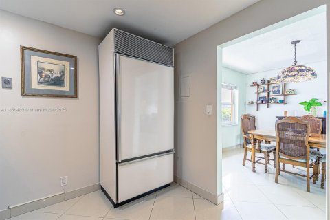 Купить кондоминиум в Халландейл-Бич, Флорида 3 спальни, 128.11м2, № 2012878 - фото 16