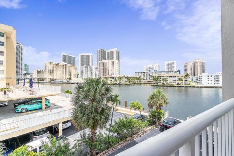 Купить кондоминиум в Халландейл-Бич, Флорида 3 спальни, 128.11м2, № 2012878 - фото 2