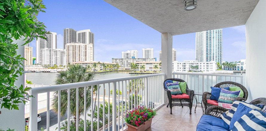 Кондоминиум с 3 спальнями в Халландейл-Бич, Флорида № 2012878