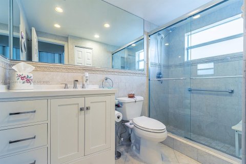 Купить кондоминиум в Халландейл-Бич, Флорида 3 спальни, 128.11м2, № 2012878 - фото 23