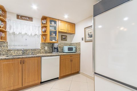 Купить кондоминиум в Халландейл-Бич, Флорида 3 спальни, 128.11м2, № 2012878 - фото 15