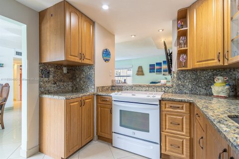 Купить кондоминиум в Халландейл-Бич, Флорида 3 спальни, 128.11м2, № 2012878 - фото 14