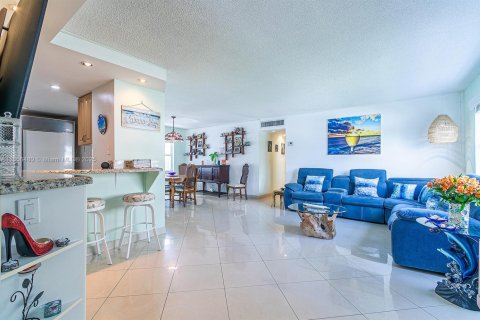 Купить кондоминиум в Халландейл-Бич, Флорида 3 спальни, 128.11м2, № 2012878 - фото 6