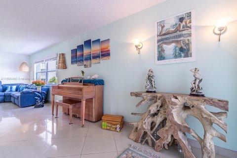 Купить кондоминиум в Халландейл-Бич, Флорида 3 спальни, 128.11м2, № 2012878 - фото 4