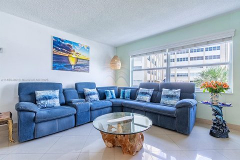 Купить кондоминиум в Халландейл-Бич, Флорида 3 спальни, 128.11м2, № 2012878 - фото 7