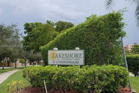 Кондоминиум с 2 спальнями в Мирамар, Флорида № 2058492