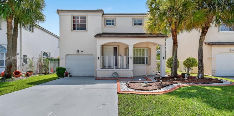 House in Pembroke Pines, Florida 3 bedrooms, 157.19 sq.m. № 1836250