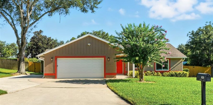 House in Montverde, Florida 4 bedrooms, 256.04 sq.m. № 1894166