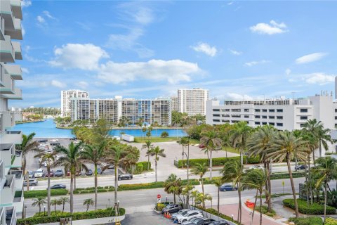 Copropriété à louer à Hollywood, Floride: 2 chambres, 111.2 m2 № 1465672 - photo 1