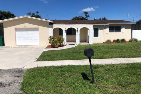 House in Plantation, Florida 3 bedrooms, 203.92 sq.m. № 1790625 - photo 1