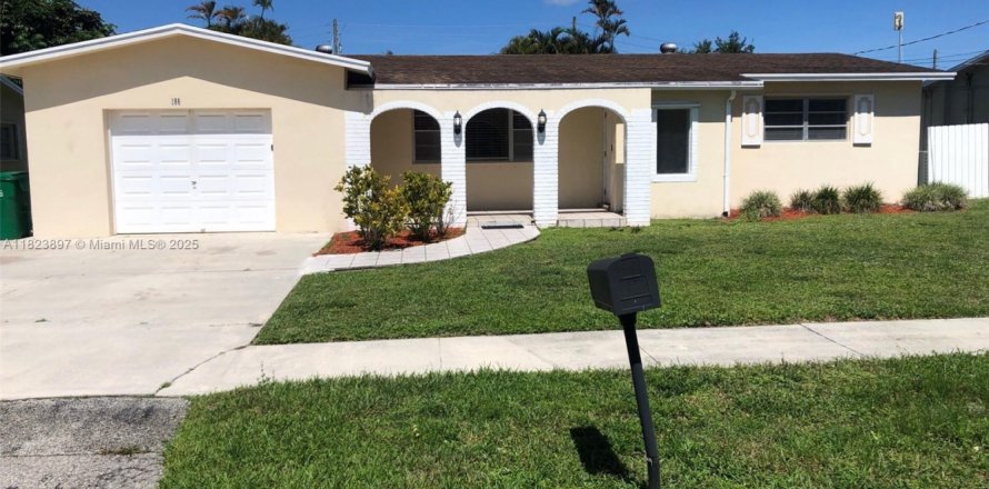 House in Plantation, Florida 3 bedrooms, 203.92 sq.m. № 1790625