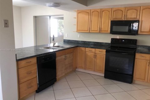 House in Plantation, Florida 3 bedrooms, 203.92 sq.m. № 1790625 - photo 10