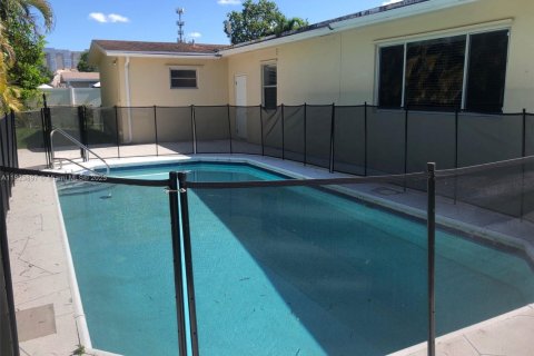House in Plantation, Florida 3 bedrooms, 203.92 sq.m. № 1790625 - photo 2