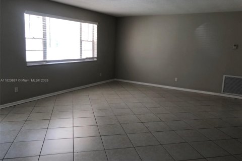 House in Plantation, Florida 3 bedrooms, 203.92 sq.m. № 1790625 - photo 6