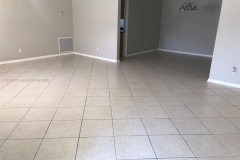 House in Plantation, Florida 3 bedrooms, 203.92 sq.m. № 1790625 - photo 5