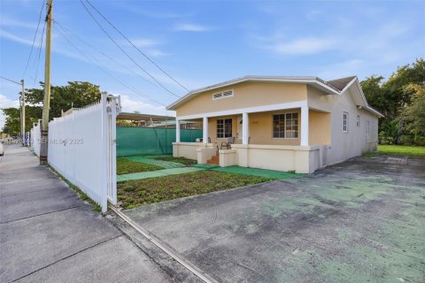 House in Miami, Florida 2 bedrooms, 93.65 sq.m. № 1986909 - photo 17