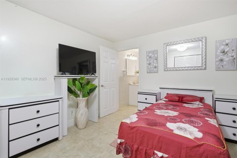 House in Miami, Florida 2 bedrooms, 93.65 sq.m. № 1986909 - photo 27