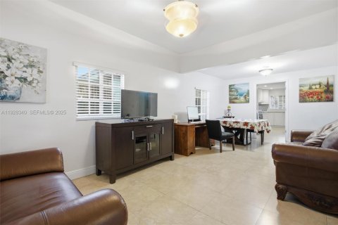 House in Miami, Florida 2 bedrooms, 93.65 sq.m. № 1986909 - photo 20