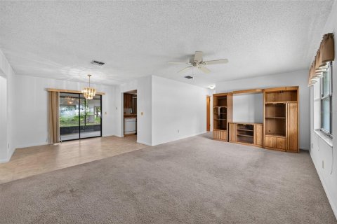 Villa ou maison à vendre à Lady Lake, Floride: 2 chambres, 100.33 m2 № 2198597 - photo 2