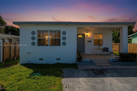 Commercial property in Miami, Florida 98.2 sq.m. № 1950800 - photo 1