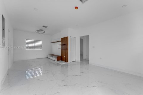 Commercial property in Miami, Florida 98.2 sq.m. № 1950800 - photo 13