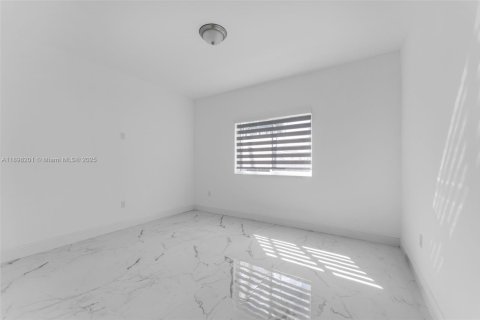 Commercial property in Miami, Florida 98.2 sq.m. № 1950800 - photo 15