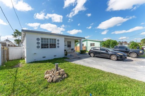 Commercial property in Miami, Florida 98.2 sq.m. № 1950800 - photo 2