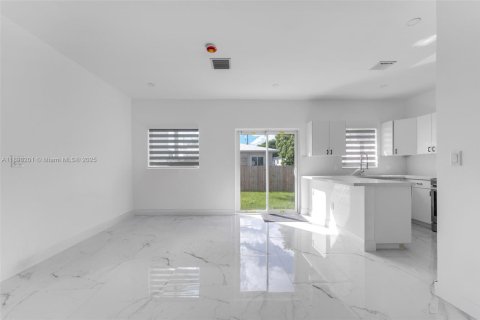 Commercial property in Miami, Florida 98.2 sq.m. № 1950800 - photo 9
