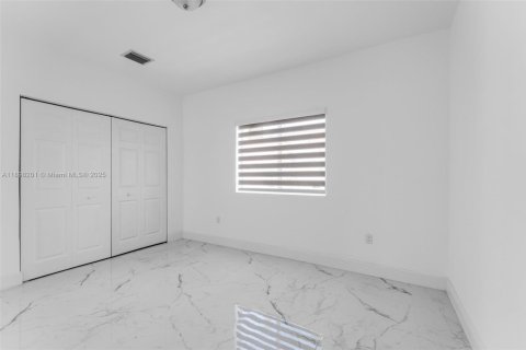 Commercial property in Miami, Florida 98.2 sq.m. № 1950800 - photo 20