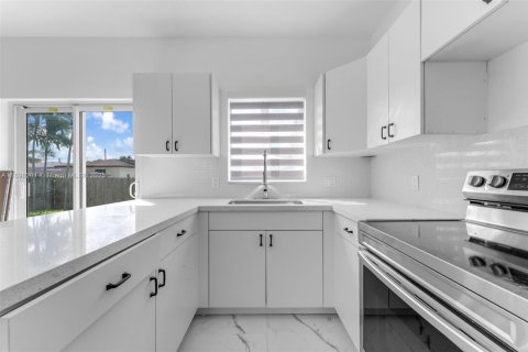 Commercial property in Miami, Florida 98.2 sq.m. № 1950800 - photo 12