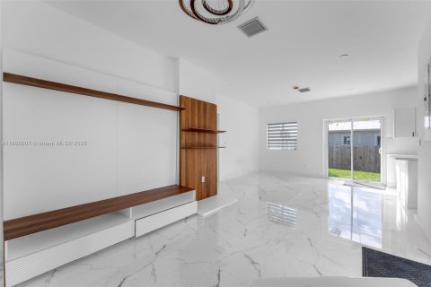 Commercial property in Miami, Florida 98.2 sq.m. № 1950800 - photo 8
