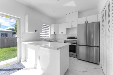 Commercial property in Miami, Florida 98.2 sq.m. № 1950800 - photo 11