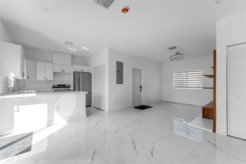 Commercial property in Miami, Florida 98.2 sq.m. № 1950800 - photo 10