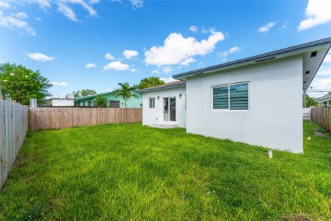 Commercial property in Miami, Florida 98.2 sq.m. № 1950800 - photo 23