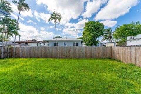 Commercial property in Miami, Florida 98.2 sq.m. № 1950800 - photo 21