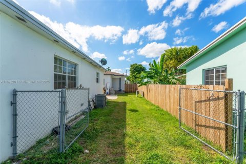 Commercial property in Miami, Florida 98.2 sq.m. № 1950800 - photo 25