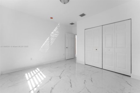 Commercial property in Miami, Florida 98.2 sq.m. № 1950800 - photo 18