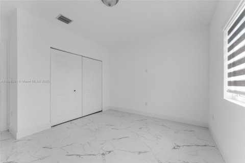Commercial property in Miami, Florida 98.2 sq.m. № 1950800 - photo 17