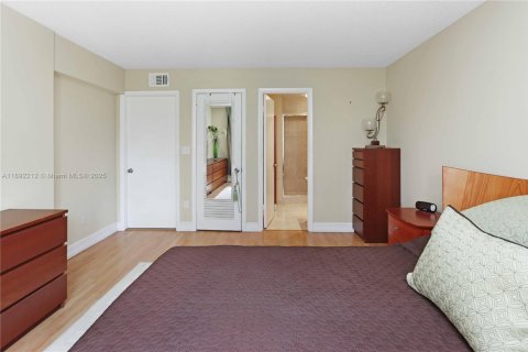 Condo in Hallandale Beach, Florida, 2 bedrooms  № 1946209 - photo 9
