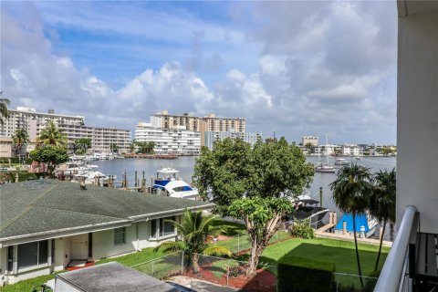 Condo in Hallandale Beach, Florida, 2 bedrooms  № 1946209 - photo 15