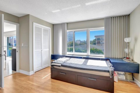 Condo in Hallandale Beach, Florida, 2 bedrooms  № 1946209 - photo 11
