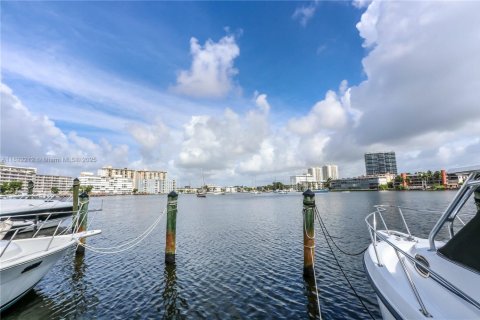 Condo in Hallandale Beach, Florida, 2 bedrooms  № 1946209 - photo 21