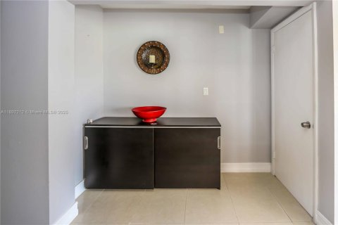 Condo in Hallandale Beach, Florida, 2 bedrooms  № 1946209 - photo 14