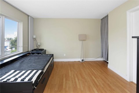 Condo in Hallandale Beach, Florida, 2 bedrooms  № 1946209 - photo 12