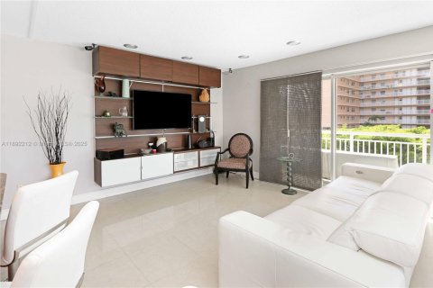 Condo in Hallandale Beach, Florida, 2 bedrooms  № 1946209 - photo 3